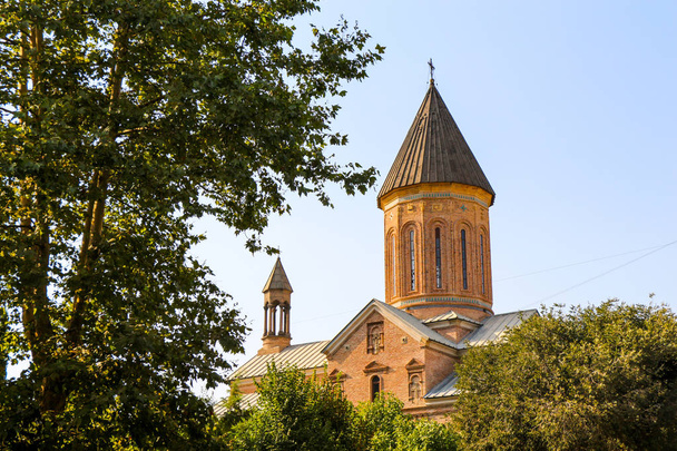 Вид на історичну церкву в Тбілісі - Фото, зображення