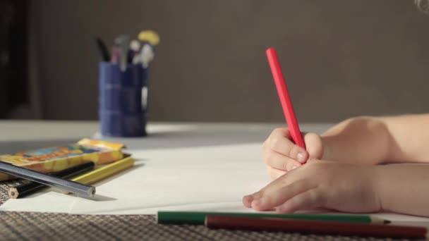 small girl draws picture - Materiał filmowy, wideo