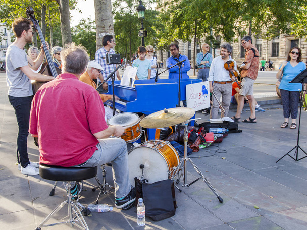 Parijs, Frankrijk, op 10 juli 2016. Fans van de muzikanten spelen onder de blote hemel op het gebied van de Republiek.  - Foto, afbeelding