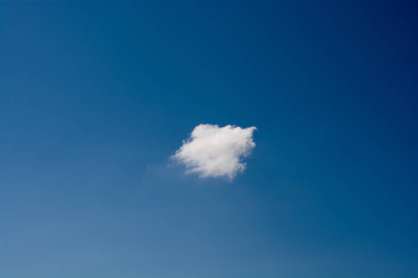 Hemel met wolken van wit en blauw - Foto, afbeelding