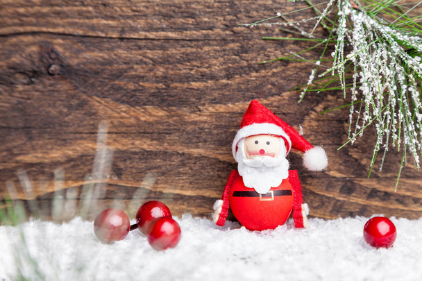 Χριστουγεννιάτικη διακόσμηση σε ξύλινα φόντο με αντίγραφο χώρου - Φωτογραφία, εικόνα