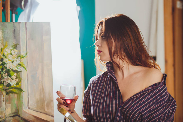 Woman artist painting a picture in a studio. Creative pensive pa - Foto, immagini