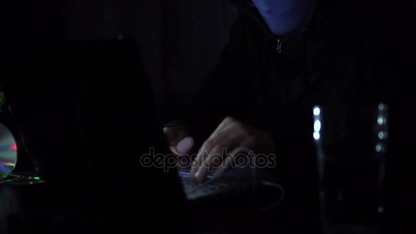 hacker ellopja az adatokat a számítógépről a sötét szobában - Felvétel, videó