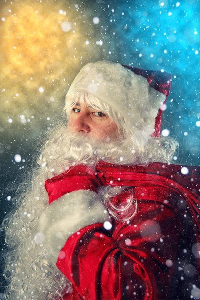 Санта-Клаус носит подарки
. - Фото, изображение