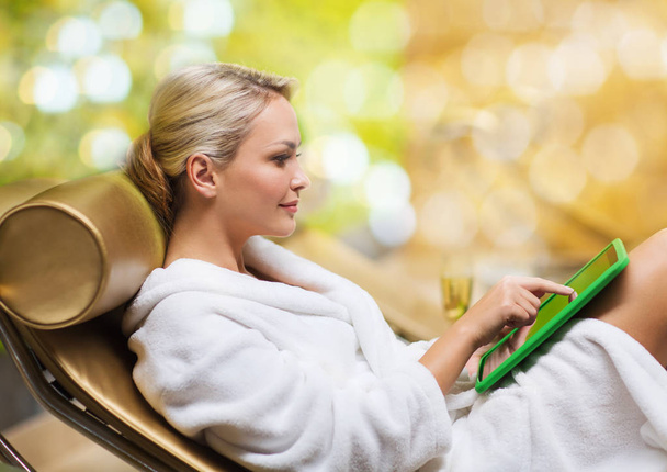 beautiful young woman with tablet pc at spa - Foto, Imagem