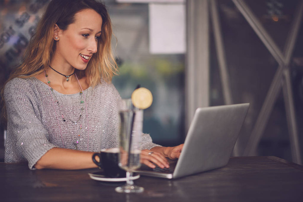 mulher usando laptop no café - Foto, Imagem