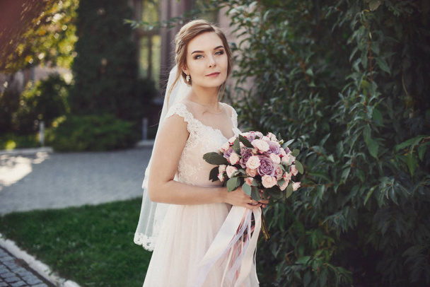 庭の白いドレスの美しい花嫁 - 写真・画像