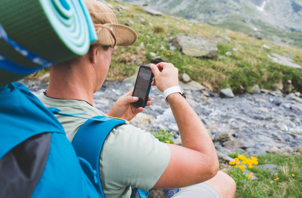 Tourist with camera in mountains - Zdjęcie, obraz
