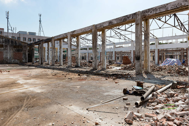 Demolición de un antiguo edificio de fábrica
 - Foto, imagen