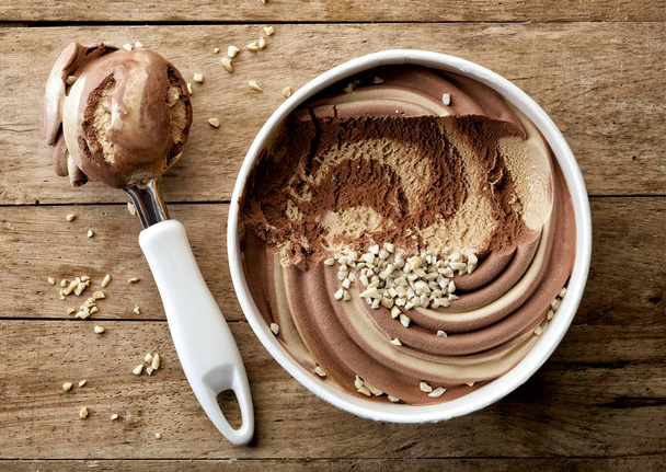 шоколад і арахісове морозиво
 - Фото, зображення