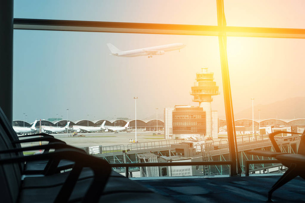 Flugzeug, Blick vom Flughafenterminal.Selektiver Fokus, Vintage-Fi - Foto, Bild