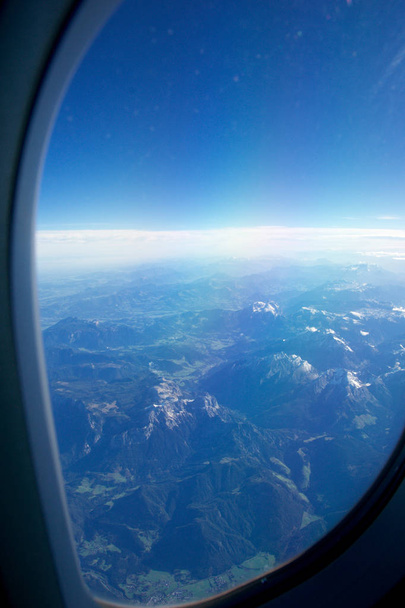 ÁUSTRIA - Outubro 2016: Os alpes como visto de um avião, vista plana de montanhas
 - Foto, Imagem