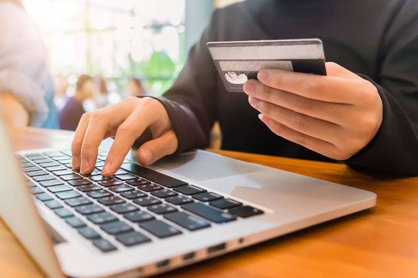 Online platby, ženy ruce držící kreditní kartu a pomocí sm - Fotografie, Obrázek