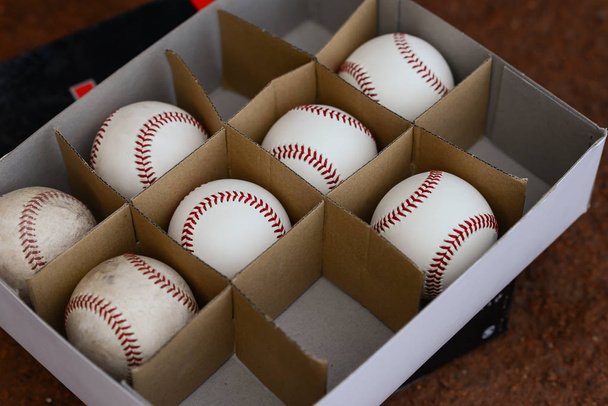 balles de baseball dans une boîte
 - Photo, image