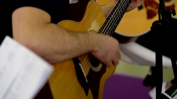 Man plays acoustic guitar - Πλάνα, βίντεο