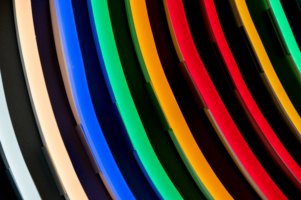 Différentes lampes de couleur dans une rangée
 - Photo, image