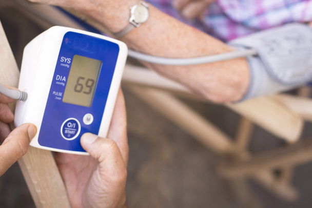 Medidor de pulso de presión arterial
 - Foto, imagen