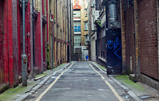 Looking down an empty inner city alleyway - Foto, imagen