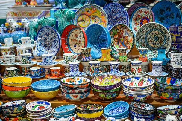 Інший тип керамічного посуду, на базарі - Фото, зображення