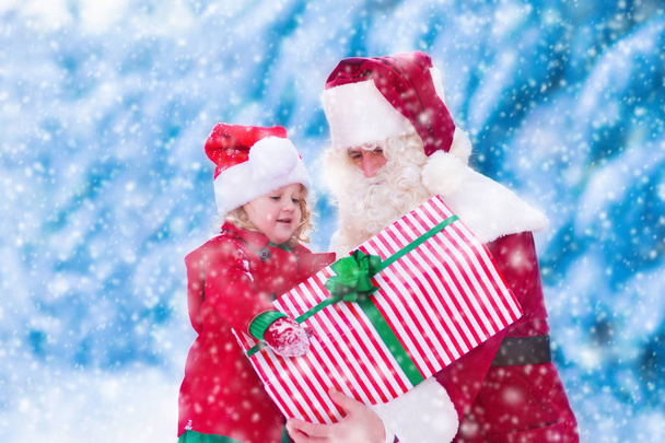 Crianças e Papai Noel com presentes de Natal
 - Foto, Imagem