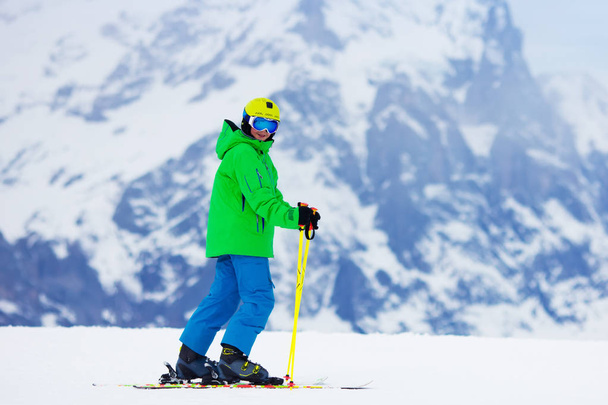 Esquí infantil en las montañas
 - Foto, imagen