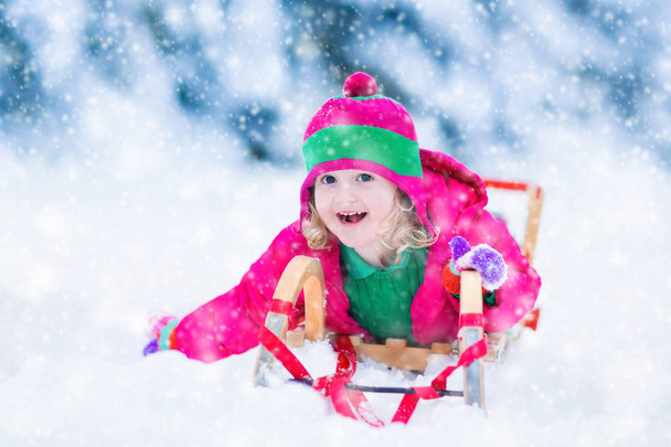 Κοριτσάκι να απολαύσετε μια βόλτα έλκηθρο για το χειμώνα - Φωτογραφία, εικόνα