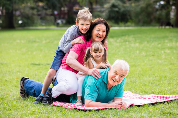 Nagyszülők és unokák együtt tölteni az időt  - Fotó, kép