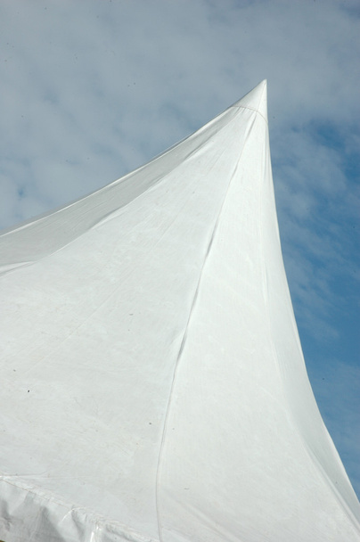kegel vorm op een witte tent - Foto, afbeelding