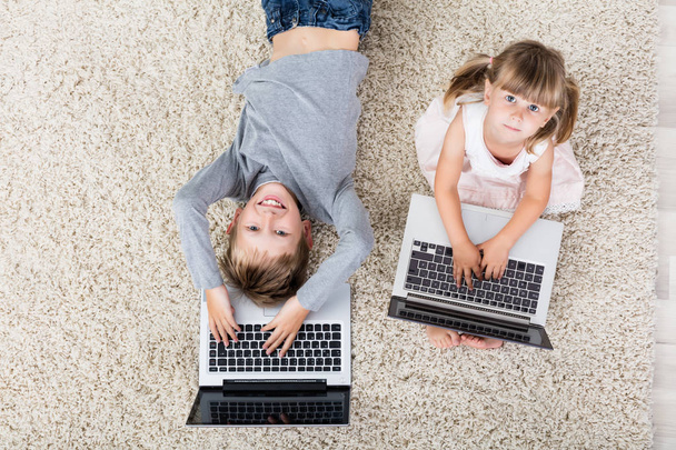 Deux enfants avec des ordinateurs portables
 - Photo, image
