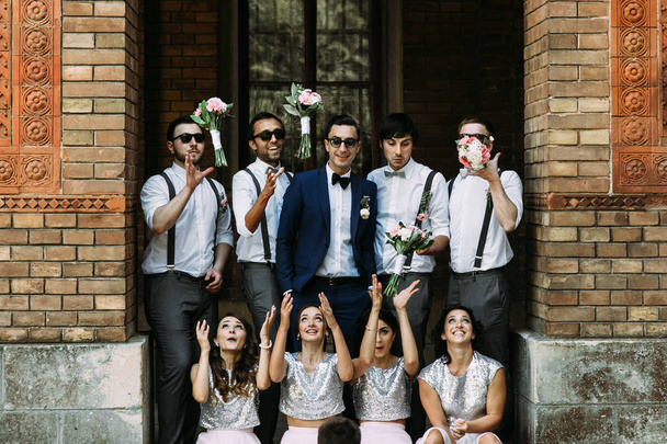 Bridesmaids are throwing their bouquets - Foto, imagen