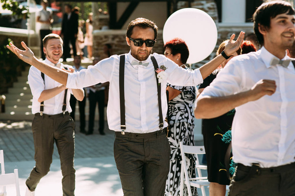 Funny groomsmen on the wedding ceremony - Foto, imagen