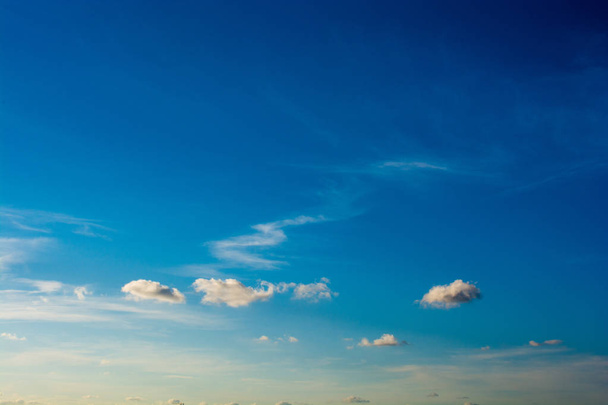  Ουρανός με λευκές και μπλε σύννεφα - Φωτογραφία, εικόνα