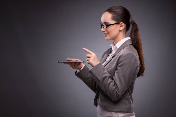 Женщина с планшетным компьютером в бизнес концепции - Фото, изображение