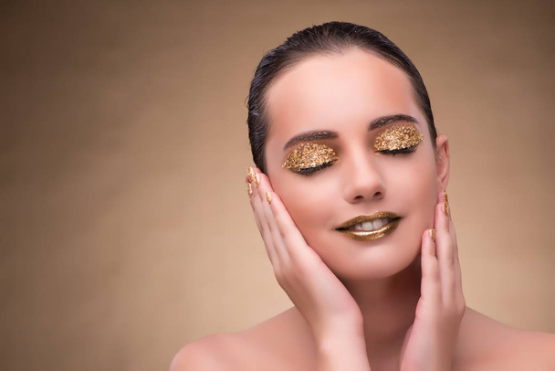 Young woman with elegant makeup - Foto, Bild