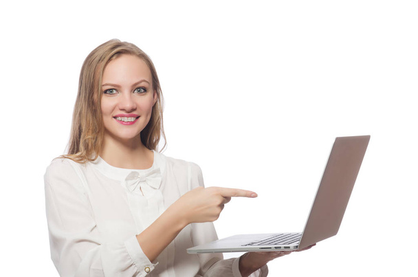 Femme d'affaires avec ordinateur portable dans le concept d'entreprise - Photo, image