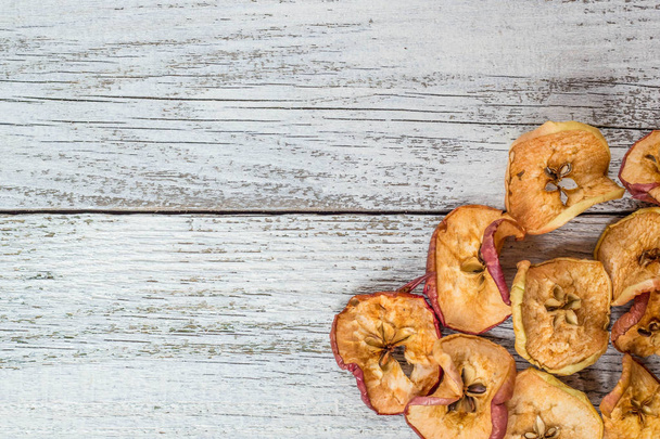 Fette di mela essiccate su tavolo di legno
 - Foto, immagini