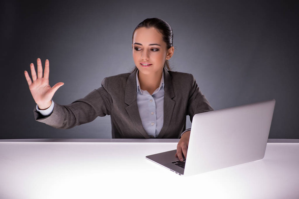 Бізнес-леді з ноутбуком в бізнес-концепції
 - Фото, зображення