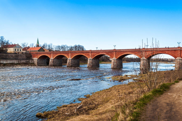 Antiguo puente de ladrillo naranja sobre el río Venta en la ciudad de Kuldiga, Letonia
 - Foto, Imagen