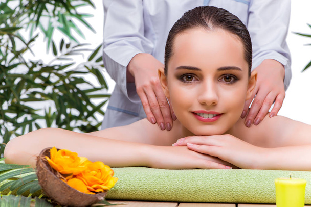 Vrouw tijdens massage sessie in de spa salon - Foto, afbeelding