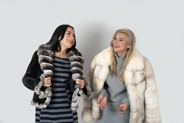 deux copines en manteaux courts de fourrure marchent
 - Photo, image