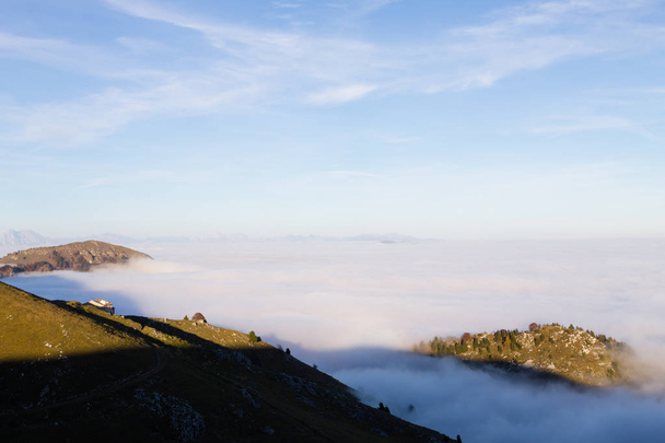 Bulutlar dağ tepe halı - Fotoğraf, Görsel