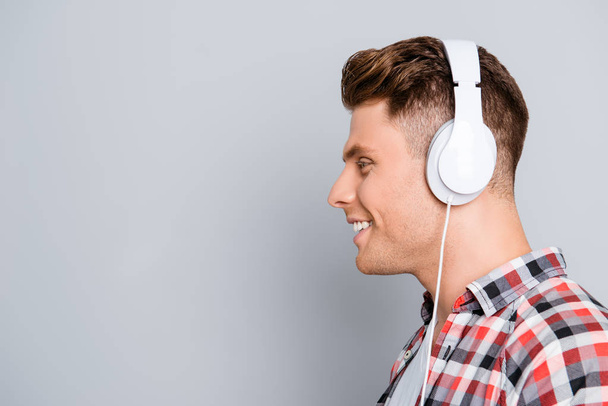 Side view portrait of handsome smiling man in headphones - Foto, afbeelding