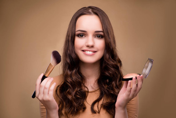 Krásná žena použití make-up v kráse koncept - Fotografie, Obrázek