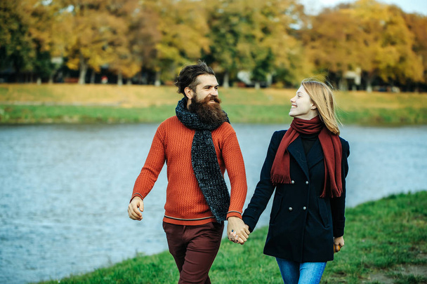 Young couple in autumn park - Foto, afbeelding