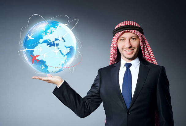 Homem árabe no conceito de viagens aéreas
 - Foto, Imagem