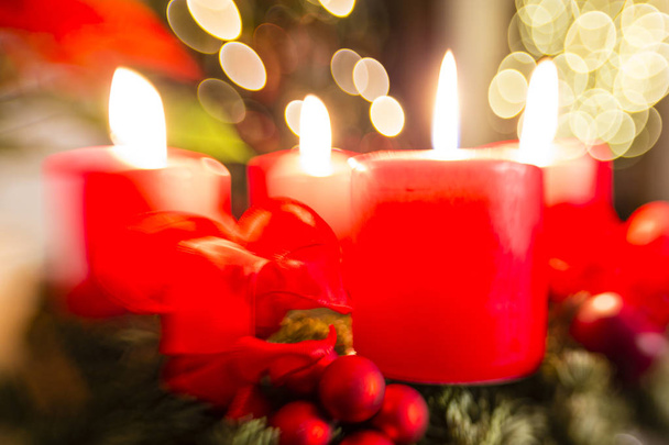 Adventskranz mit Kerzen - Foto, Bild