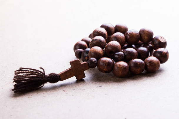 rosario su uno sfondo di legno
 - Foto, immagini