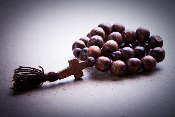 Rosary σε φόντο ξύλινη - Φωτογραφία, εικόνα