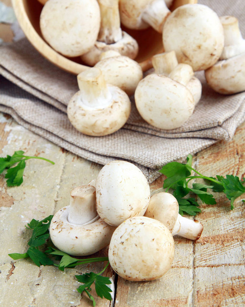 přírodní organické syrové houby žampióny na dřevěný stůl - Fotografie, Obrázek