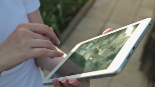 Gün batımında Tablet Pc kullanan kadın - Video, Çekim